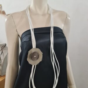 EL2 Collana Elisse sil bianco stoffa tortora bottone marrone