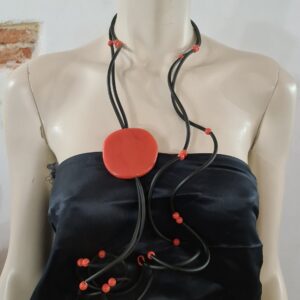 RP3 Collana Ricciola sil nero resine piastra e sfere corallo