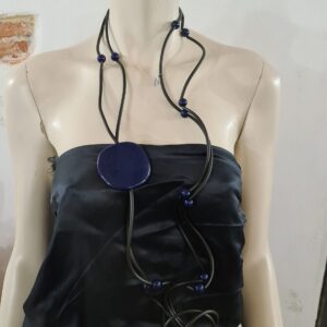 RP10 Collana Ricciola sil nero resine piastra e sfere blu scuro