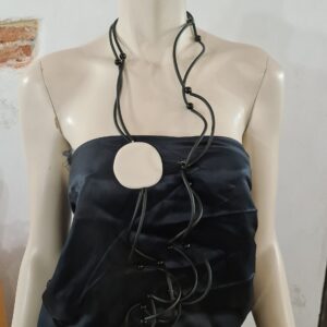 RP20 Collana Ricciola sil nero resine piastra bianco latte e sfere nere