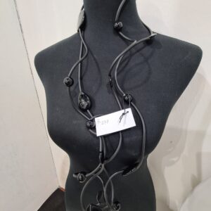 R277 Collana Ricciola sil nero resine nere