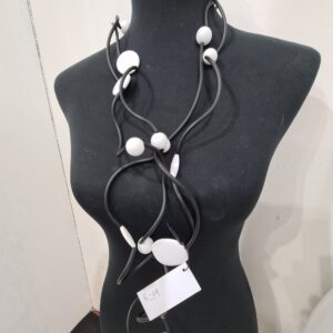 R279 Collana Ricciola sil nero resine bianche