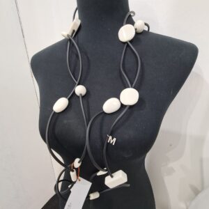 R280 Collana Ricciola sil nero resine bianco latte