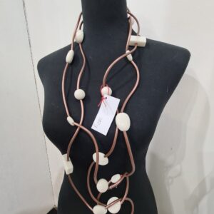 R282 Collana Ricciola sil rame resine bianco latte
