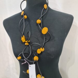 R292 Collana Ricciola sil nero resine senape
