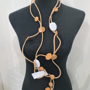 R295 Collana Ricciola sil cipria resine avana e bianco