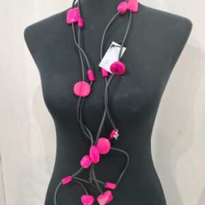 R301 Collana Ricciola sil nero resine fucsia
