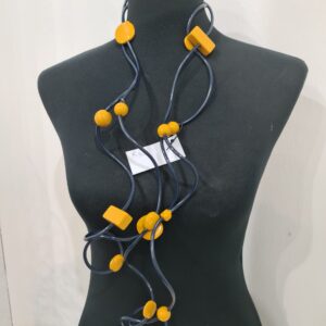 R303 Collana Ricciola sil blu lucido resine senape