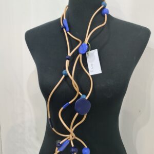 R304 Collana Ricciola sil oro resine toni blu