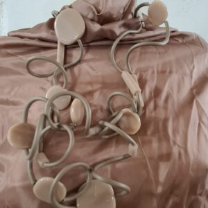 RM16 Ricciola Monocromo PVC e resine ecru