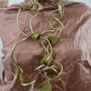 RM13 Ricciola Monocromo PVC e resine oliva