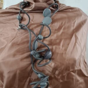 RM21 Ricciola Monocromo PVC e resine grigio