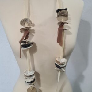 Collana Romantica carta di libro e seta ecru con stoffa viola