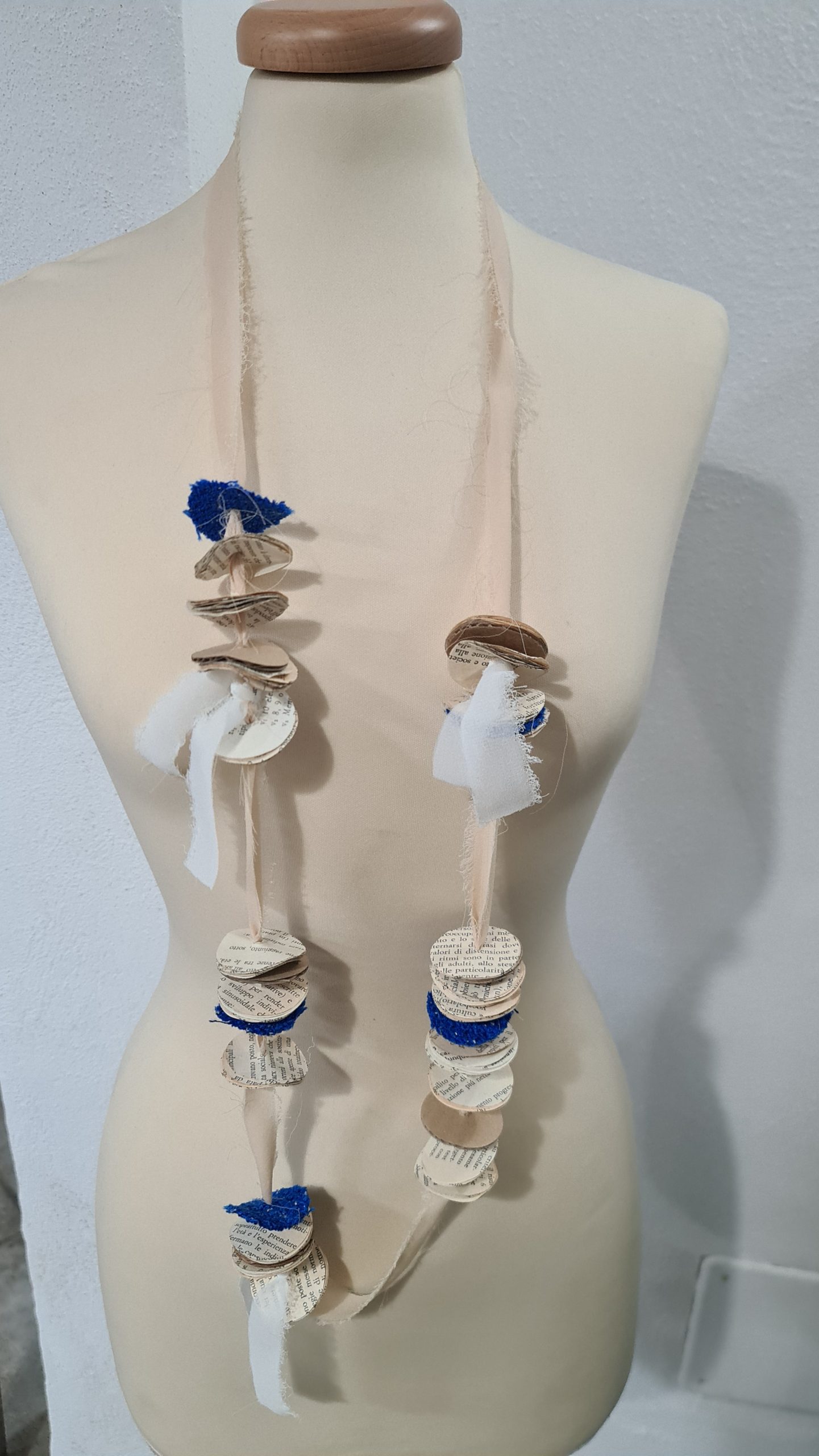Collana Romantica carta di libro e seta ecru con stoffa azzurro