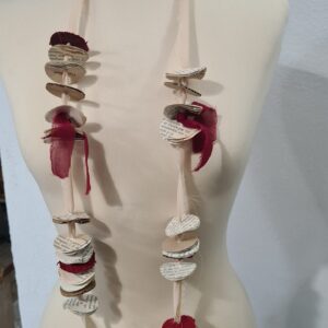 Collana Romantica carta di libro e seta ecru con stoffa rossa
