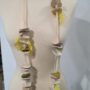 Collana Romantica carta di libro e seta ecru con stoffa lime