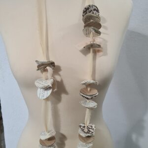 Collana Romantica carta di libro e seta ecru con stoffa bianco