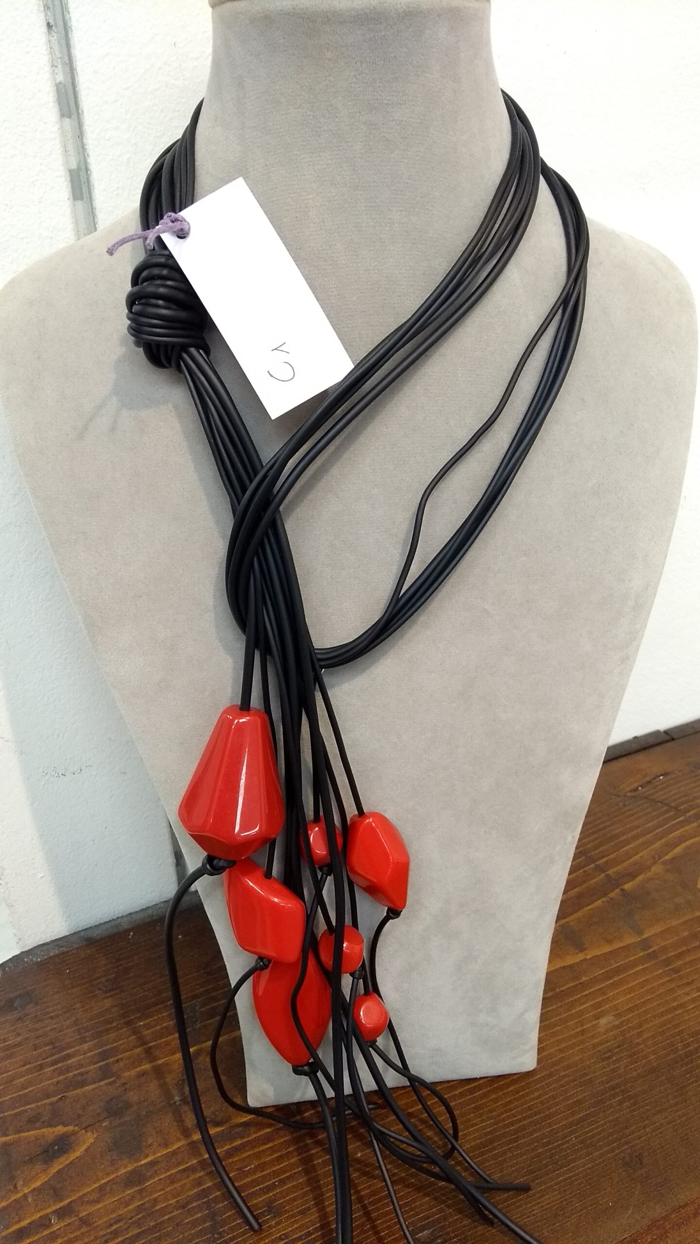C1 Cravatta silicone nero resine rosse
