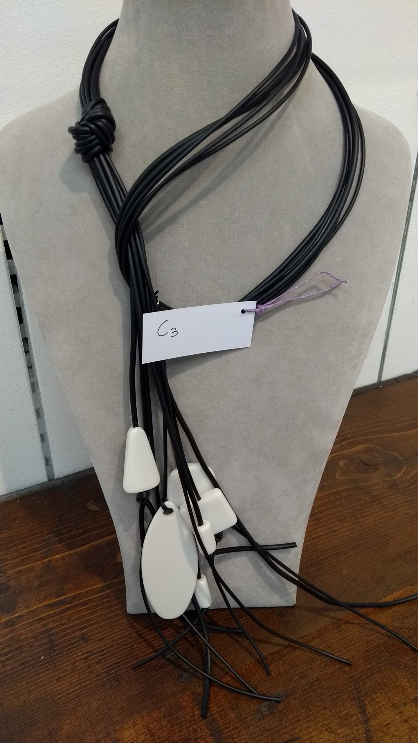 C3 Cravatta silicone nero resine panna