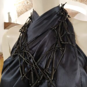 TN10 Collana Tangles pvc nero bastoni nero lucido