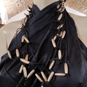 TN9 Collana Tangles pvc nero bastoni argento/marrone