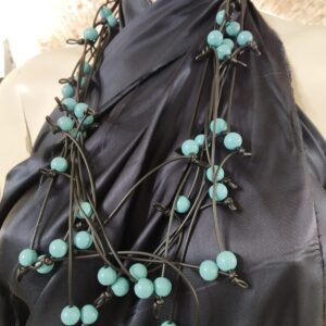 TN4 Collana Tangles pvc nero sfere piccole azzurro