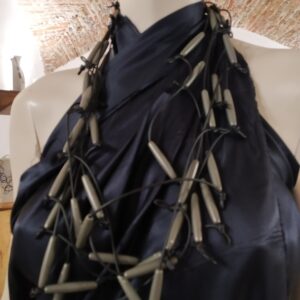 TN13 Collana Tangles pvc nero bastoni grigio topo