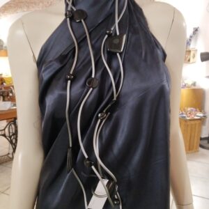 R201 Ricciola sil grigio metallizzato resine nere