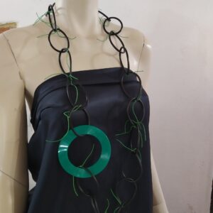 CH80 Collana Chain PVC nero Rondella e fili verde prato