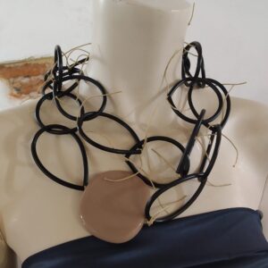 CH66 Collana Chain PVC nero Piastra e fili ecru