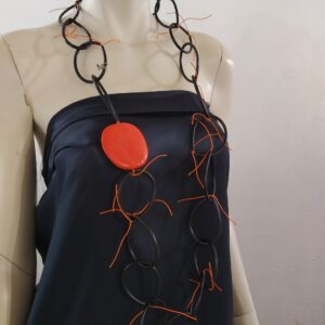 CH70 Collana Chain PVC nero Piastra e fili arancio scuro