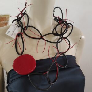 CH72 Collana Chain PVC nero Piastra e fili rosso scuro