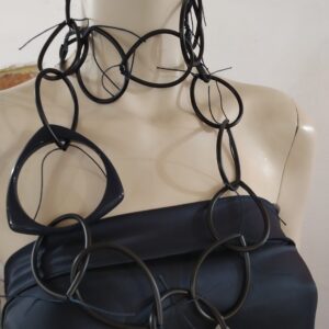 CH100 Collana Chain PVC nero triangolo e fili blu notte