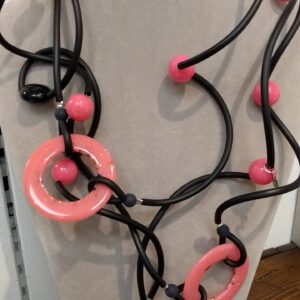 R114 Ricciola Silicone Nero Cerchi Fucsia puntinato