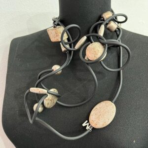 R249 Collana Ricciola sil nero resine marrone/argento metallico