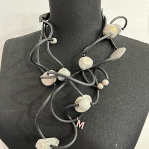 R251 Collana Ricciola sil nero resine grigio oro metalliche