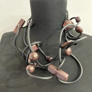 R255 Collana Ricciola sil nero resine marrone metallizzato