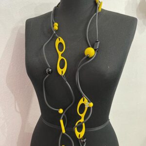 R257 Collana Ricciola sil nero occhiali e resine verde lime