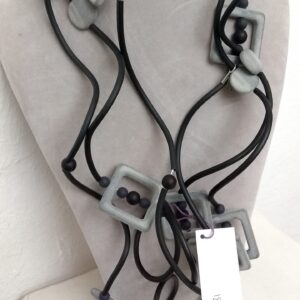 R81 Ricciola sil nero quadrati grigio satinato