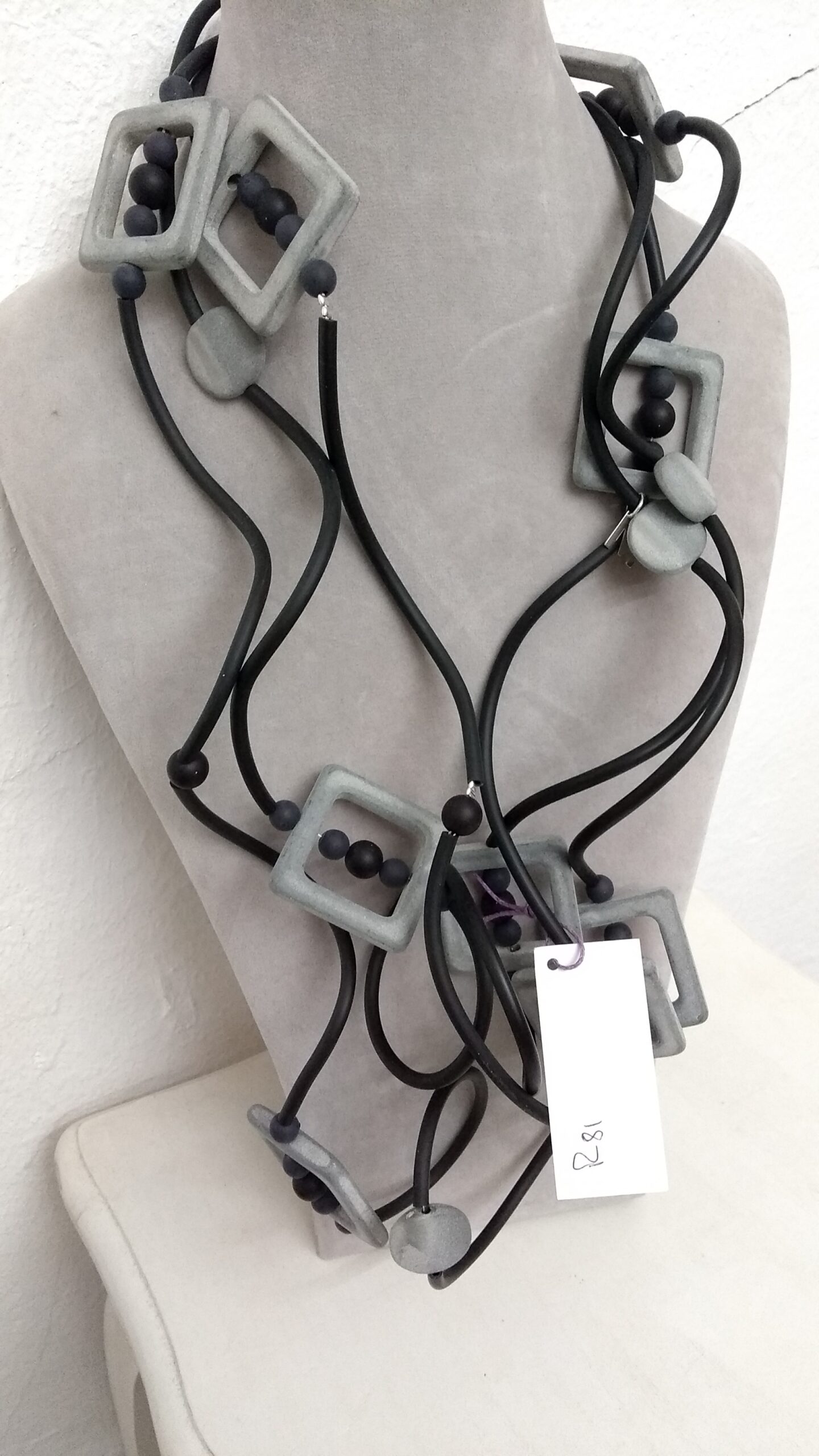 R81 Ricciola sil nero quadrati grigio satinato