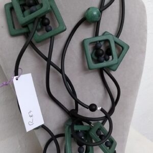 R83 Ricciola sil nero resine e quadrati verde satinato