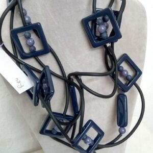 R84 Ricciola sil nero quadrati blu lucido