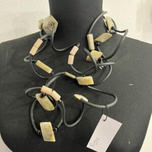 R236 Collana Ricciola sil nero resine ecru melange